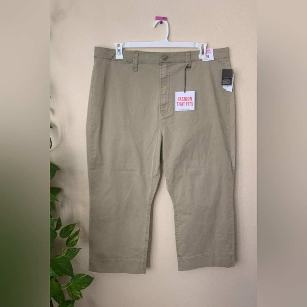 NWT Celebrity Pink Khaki Capris - Stretch Twill Cropped Pants - Size 16